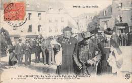 Tréguier    22      Bénédiction Du Calvaire De Protestation . Un Manifestant - Tréguier