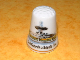 Dé à Coudre En Porcelaine - AIX La Fontaine Le La Rotonde - E20 - Thimbles