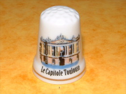 Dé A Coudre En Porcelaine TOULOUSE Le Capitole - E21 - Fingerhüte