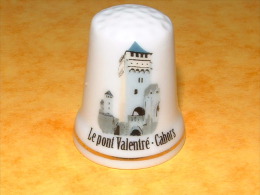 Dé A Coudre En Porcelaine CAHORS Le Ppont Valentré - E23 - Fingerhüte