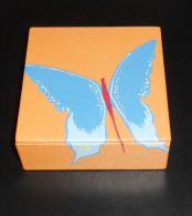 Boîte De Rangement Orange Avec Papillon Bleu - Cajas/Cofres