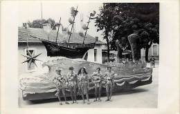 - Ref D354 - A Identifier - Carte Photo Char Cavalcade Avec Musiciens Deguises En Tahitienset Tahitienne - - Carnaval