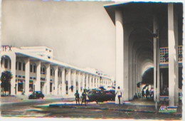 AEF, Afrique équatoriale Française, Moyen Congo, Brazzaville, Av. Du Maréchal Foch, Arcades, Dos Divisé, A Circulé 1956 - Brazzaville