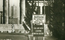 Das Rote Rathaus Ost-Berlin Durch Das Brandenburger Tor Vom Westen Gesehen Nach 13.8.1961 - Brandenburger Deur