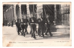 75 - Paris Vécu - Palais De Justice - La Relève Des Sentinelles - Editeur: L.J & Cie - Lots, Séries, Collections