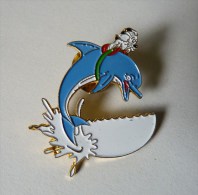 RARE PIN'S ASTERIX PARC ASTERIX 1ère Série 1989 IDEFIX SUR LE DAUPHIN - Pin's