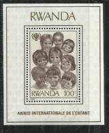 RWANDA 1979 CHILD CHILDREN YEAR BLOCK MINI SHEET ANNO INTERNAZIONALE DEL FANCIULLO BLOCCO FOGLIETTO MNH - Nuevos