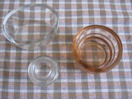 Ensemble De 3 Coupelles En Verre  Différentes 1 Ovale , 1 Circulaire Rose , 1 Flacon à Col - Other & Unclassified