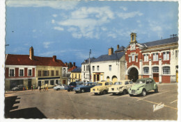 SAINT-SAUVEUR-EN-PUISAYE. - Place Du Marché. Superbe Plan De Voitures Années 60 (2 CV, 403, DS, P 60).  CPM Dentelée - Saint Sauveur En Puisaye