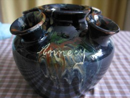 Vase  Ancien Type Pique Fleurs De La " Poterie Savoyarde P Hertz Annecy " Marqué En Relief Annecy - Other & Unclassified