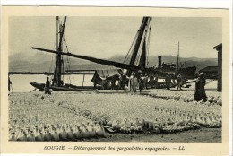 Carte Postale Ancienne Algérie - Bougie (Bejaia). Débarquement Des Gargoulettes Espagnoles - Poteries, Bateau - Bejaia (Bougie)