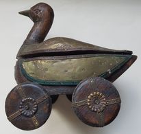 JOUET ANCIEN - INDE - OISEAU - BOIS ET LAITON - CHARIOT A 4 ROUES - COFFRE COUVERCLE PIVOTANT - XX° SIECLE - Giocattoli Antichi