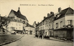 Dépt 28 - ÉPERNON - La Place Et L'Église - Animée, Commerces - Epernon