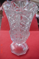 Grand Vase Médicis En Verre .Pied Et Col Hexagonaux.h:27,5cms Encolure 13cms Pied:11cms Années 1940 - Verre & Cristal