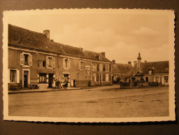 CPSM Luché-Pringé (72) - Le Monument Et La Place - Luche Pringe