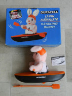 Lapin Duracel LE KAYAKISTE Rare COMME NEUF - Toy Memorabilia