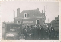 Photo Amateur Devant L'Hôtel Du Commerce à Saint Georges Sur Loire Vers 1955 - Photographie Ancienne No CPA - Saint Georges Sur Loire