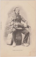 Cpa 1900,bressan,joueur De Vielle,avec Sabots,instrument De Musique Du Passé,assis Sur 1 Tonneau De Vin,barbu - Musica