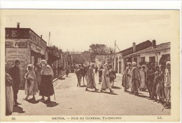 Delcampe - Carte Postale Ancienne Algérie - Batna. Rue Du Général Faidherbe - Batna