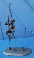 Figurine étain Michel LAUDE Small Warrior Qui A Peur De La Souris Et Grimpe Sur Sa Lance - Tins