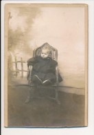 Photographie Ancienne Portrait D´un Bébé Assis Sur Une Chaise En Studio - Anonymous Persons