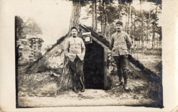 CPA 1162  - MILITARIA - Carte Photo Militaire - Soldats & Abri Militaire En Foret - Non Situer - Personen