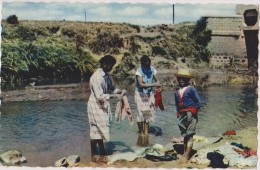 MADAGASCAR,TANANARIVE,ANT ANANARIVO,BORD DE L´IKOPA,BELLE FILLE DU PAYS,ENFANT AVEC CHAPEAU,LAVEUSE DE LINGE - Madagascar