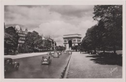 PARIS EN 1945,AVENUE FOCH,CHARLES DE GAULLE,AVENUE DES CHAMPS ELISEES,voitures Anciennes - Arrondissement: 16