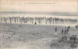 Les Sables D'Olonne   85     La Plage . Les Militaires Au Bain - Sables D'Olonne