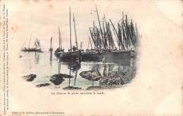 Les Sables D'Olonne   85    Bateaux De Pêche Attendant La Marée Et Au Dos Une Photo Ramassage De Goëmon - Sables D'Olonne