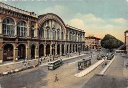 02991  "TORINO - PORTA NUOVA E C.SO VITT. EMAN. II". ANIMATA. AUTO TRAM E BUS  ´50.  CARTOLINA ORIGINALE. SPEDITA 1956. - Stazione Porta Nuova