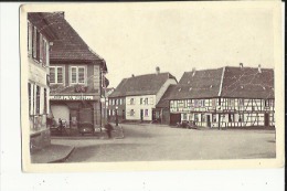 BISCHWILLER  67     La Rue Des Pharmaciens Et Route D'Oberhoffen Animée-Debit De Tabacs Et Pompê A Essence Et Voiture - Bischwiller