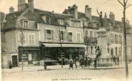 CPA 58 COSNE STATUE ET PLACE DE LA REPUBLIQUE - Cosne Cours Sur Loire