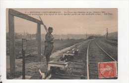 La Grève Des Chemins De Fer - Epelanchement Automatique D'un Signal De Block Gardée Par Une Sentinelle Armée - 1910 - Strikes