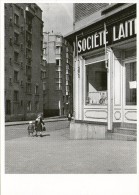 L22 /  CP 1988 PHOTO DOISNEAU PETIT ENFANT AU LAIT STE LAITIERe NEUVE  VOIR DOS - Doisneau