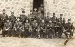 CPA 1210  - MILITARIA - Carte Photo Militaire - Soldats N° 139 Sur Les Cols - Infanterie - Personen