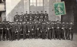 CPA 1215  - MILITARIA - Carte Photo Militaire - Soldats N° 5 Sur Les Cols - VERSAILLES - Regiments