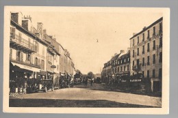 LAGUIOLE - Avenue D'Espalion - Bar Le DIVAN - Grand Hôtel - Nombreuses Voitures -Timbré 1952 - Laguiole