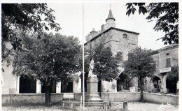 Monflanquin. - Le Monument Aux Morts Et Une Maison Du XIVe Siècle. - Monflanquin