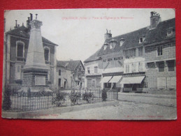 10 - CHAOURCE - PLACE DE L' EGLISE ET LE MONUMENT - MAGASIN " AU BON MARCHE " - RARE  - - Chaource