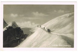 RB 1018 - Real Photo Postcard - Bei Station Jingfraujoch Switzerland - Climbing Mountaineering Theme - Arrampicata