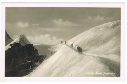 RB 1018 - Real Photo Postcard - Bei Station Jingfraujoch Switzerland - Climbing Mountaineering Theme - Bergsteigen