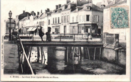 80 POIX - Le Vieux Pont Saint Martin Et La Place - Poix-de-Picardie