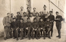CPA 1234 - MILITARIA - Carte Photo Militaire  - Groupe De  Soldats N°8 Sur Les Képis & Zouaves - Personen