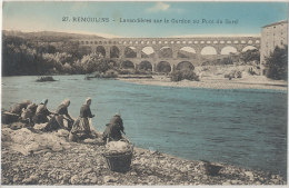 30 // REMOULINS   Lavandières Sur Le Gardon Et Pont Du Gard - Remoulins