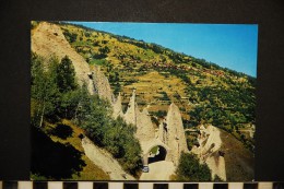 SUISSE   Valais, Val D'Hérens, Les PYRAMIDES D' EUSEIGNE ET VILLAGE D'HEREMENCE - Hérémence