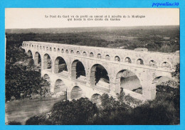 LE PONT DU GARD, VU DE PROFIL EN AMONT ET À MI-CÔTE DE LA MONTAGNE QUI BORDE LA RIVE DROITE DU GARDON. - Remoulins