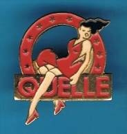 PIN´S //  . PIN-UP  QUELLE. (Signé EOLE) - Pin-ups
