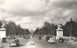 PARIS EN FLANANT - 75 - Avenue Des Champs Elysées Avec Autos Des Années 50 Au 1er Plan - VAN - - Champs-Elysées