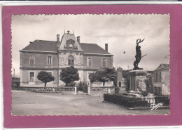 24.- VILLAMBLARD .- La Mairie Et Le Monument Aux Morts - Sonstige & Ohne Zuordnung